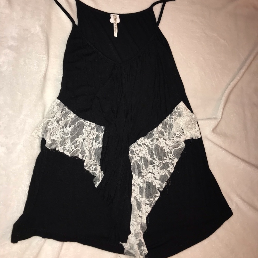 Women’s large flowy lace and black tank
